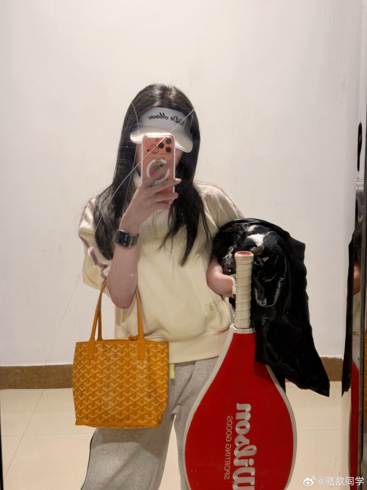 主持骆歆更博晒照：今天网球复健 打完直接连手机都举不起来