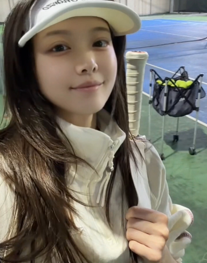 主持骆歆更博晒照：今天网球复健 打完直接连手机都举不起来