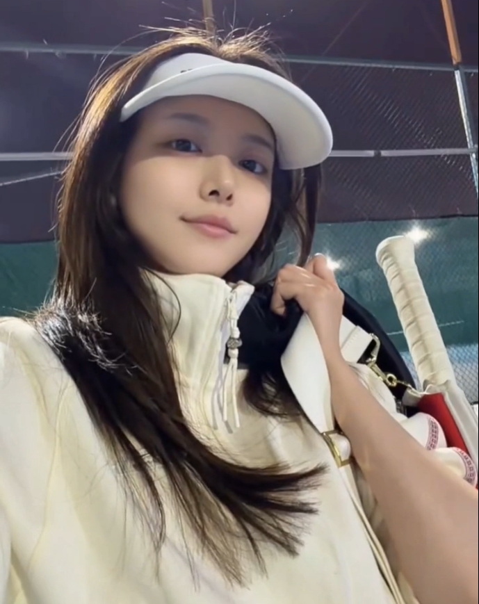 主持骆歆更博晒照：今天网球复健 打完直接连手机都举不起来