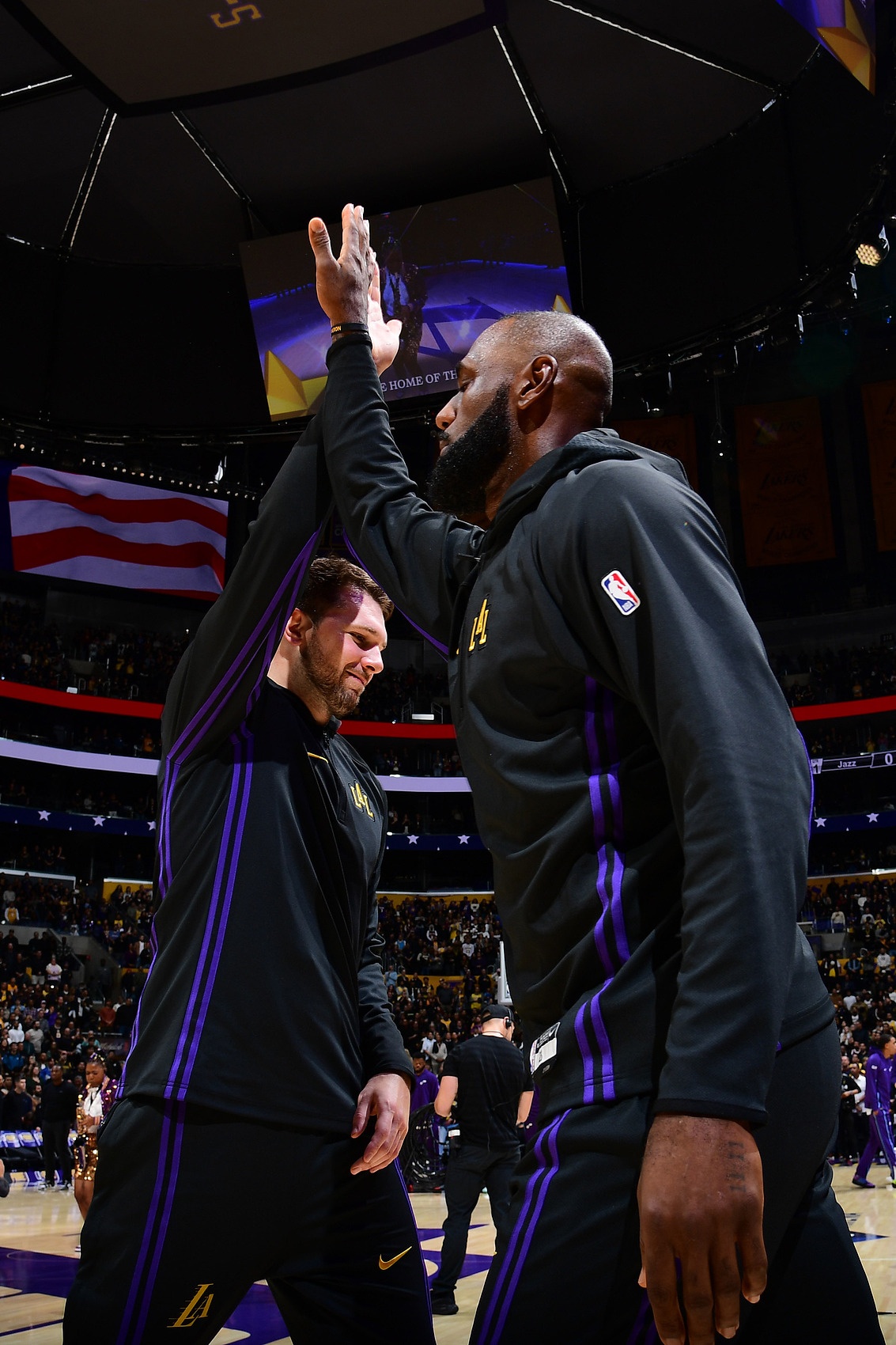 [体育要闻]苏群：詹姆斯本来都打算留下了 但东契奇一伤 季⬇️后赛凶多吉少(图1)