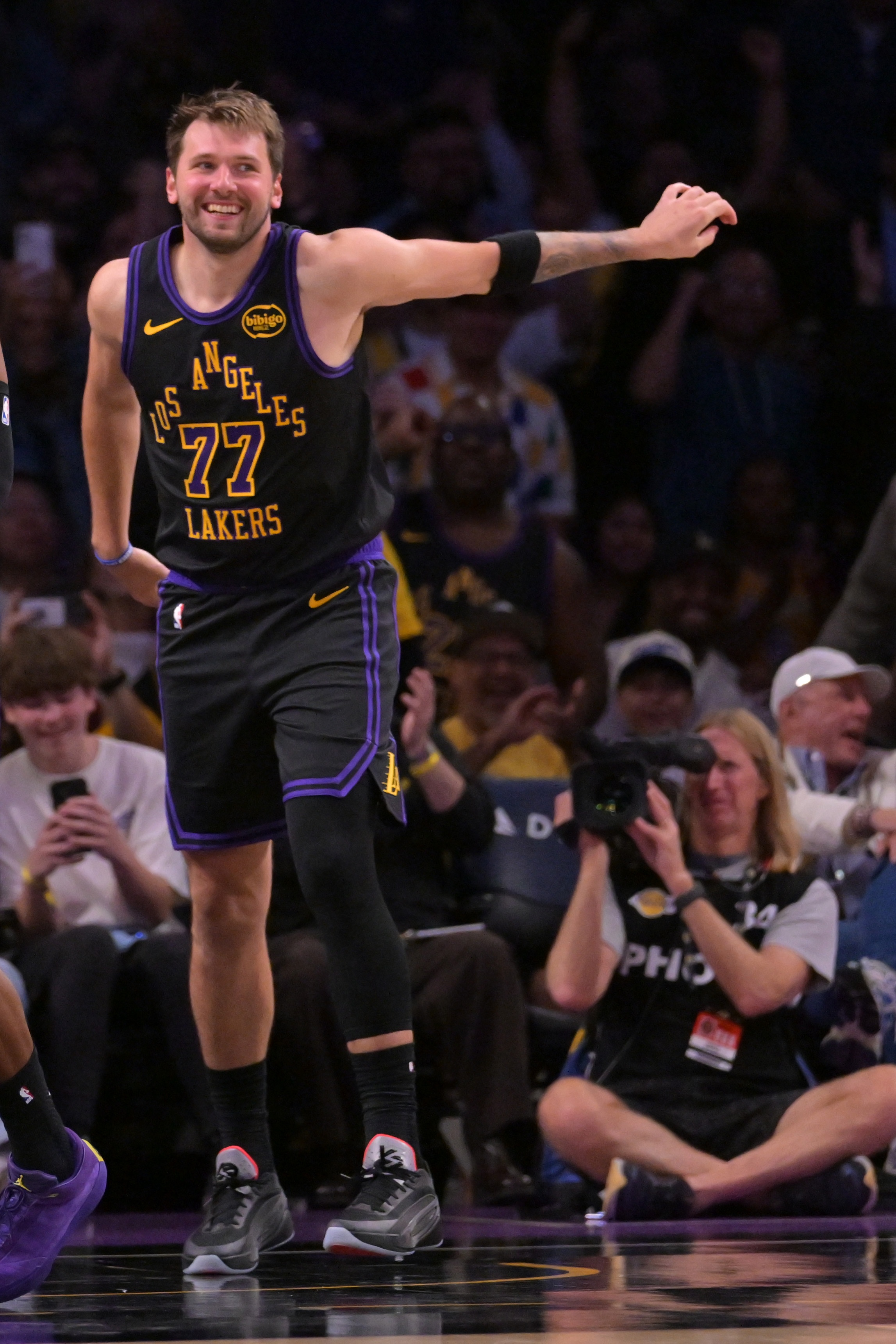 [湖人]东契奇谈最后扣篮：差点用头碰到筐了 说实话我觉得我真碰到了(图1)