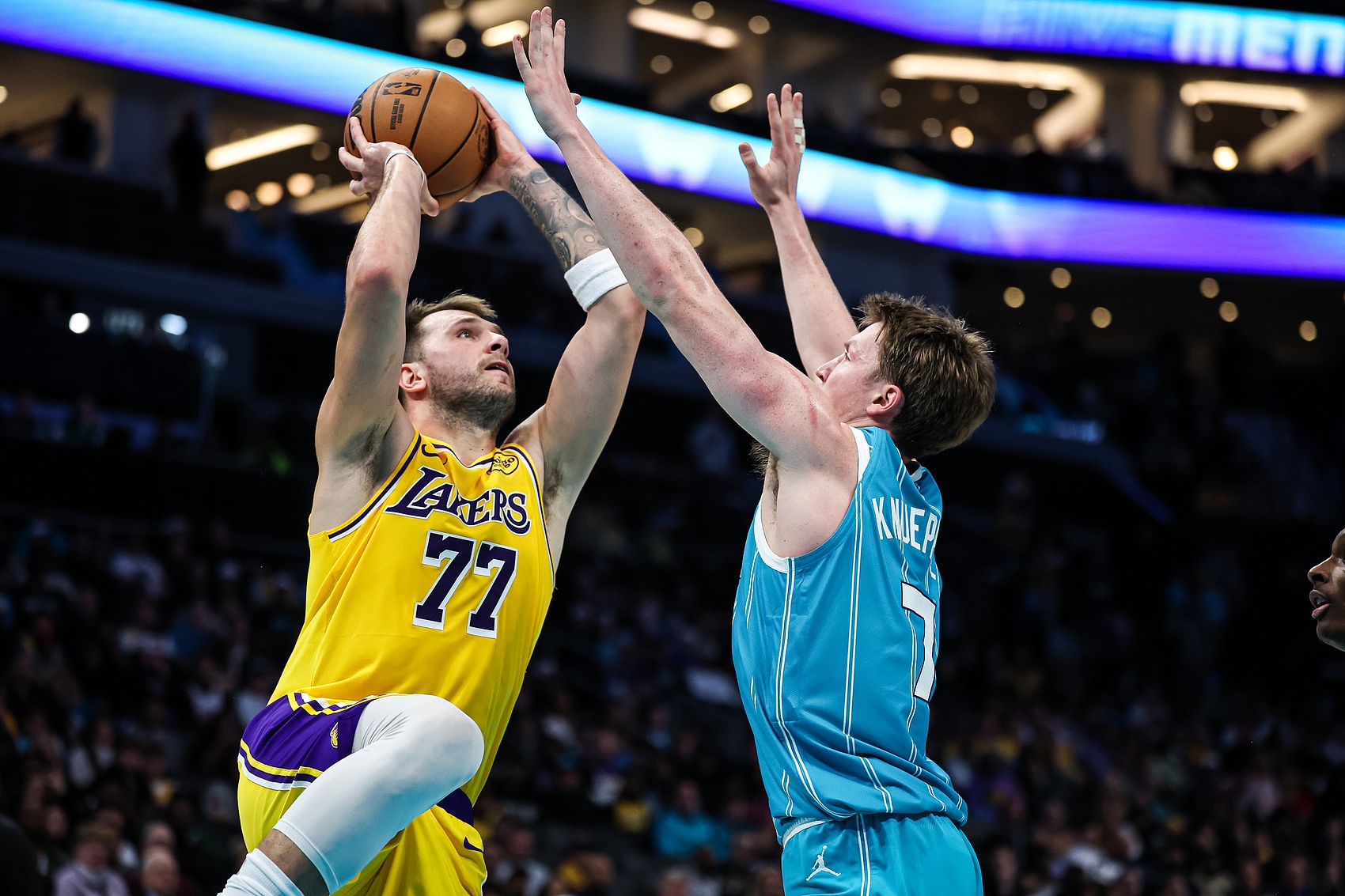 【体育头条】不得了！克尼佩尔有望成为首位夺得NBA联盟赛季三分王的新秀球员(图1)