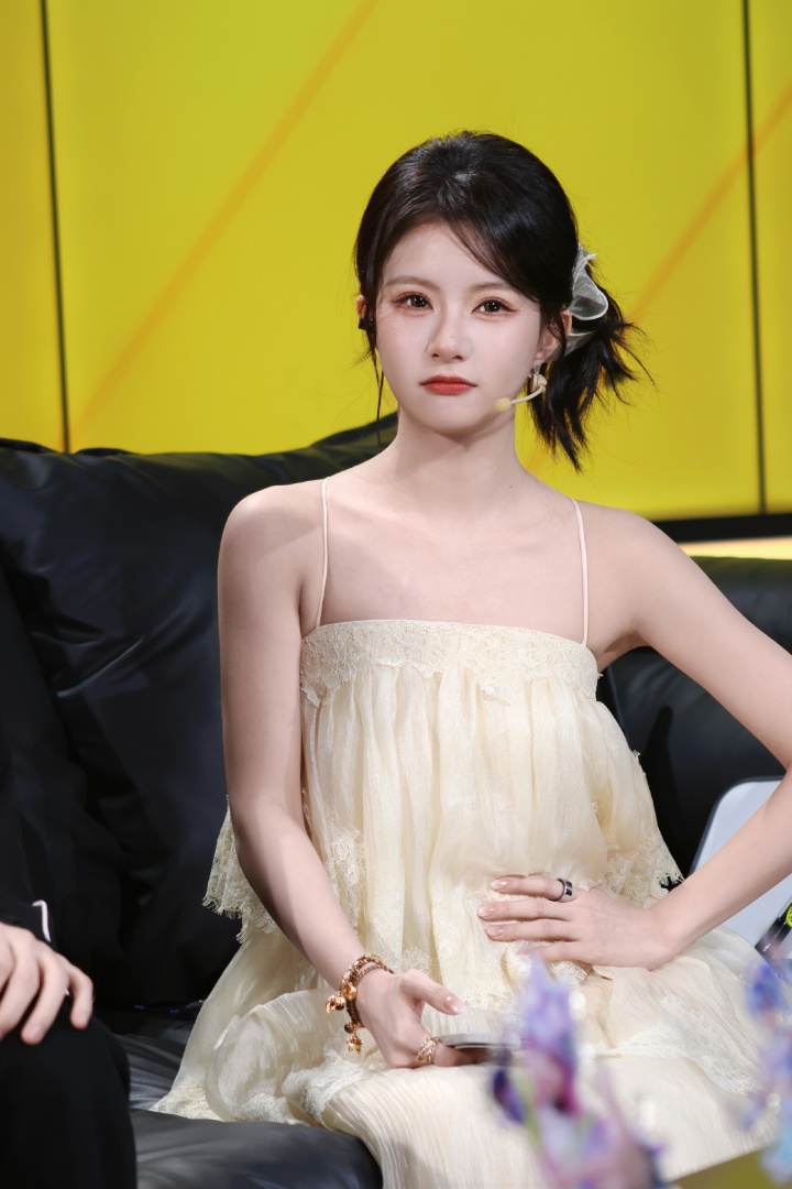 美的😍和平精英解说方游晒照：如果你也刚好抬头看！