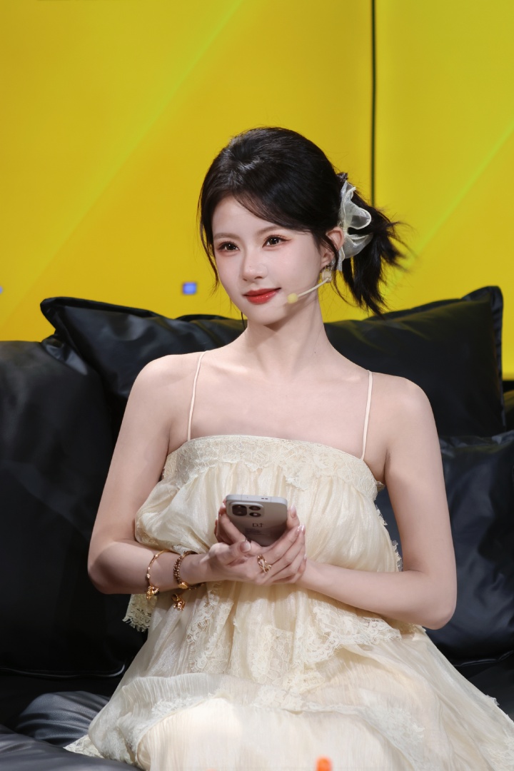 美的😍和平精英解说方游晒照：如果你也刚好抬头看！