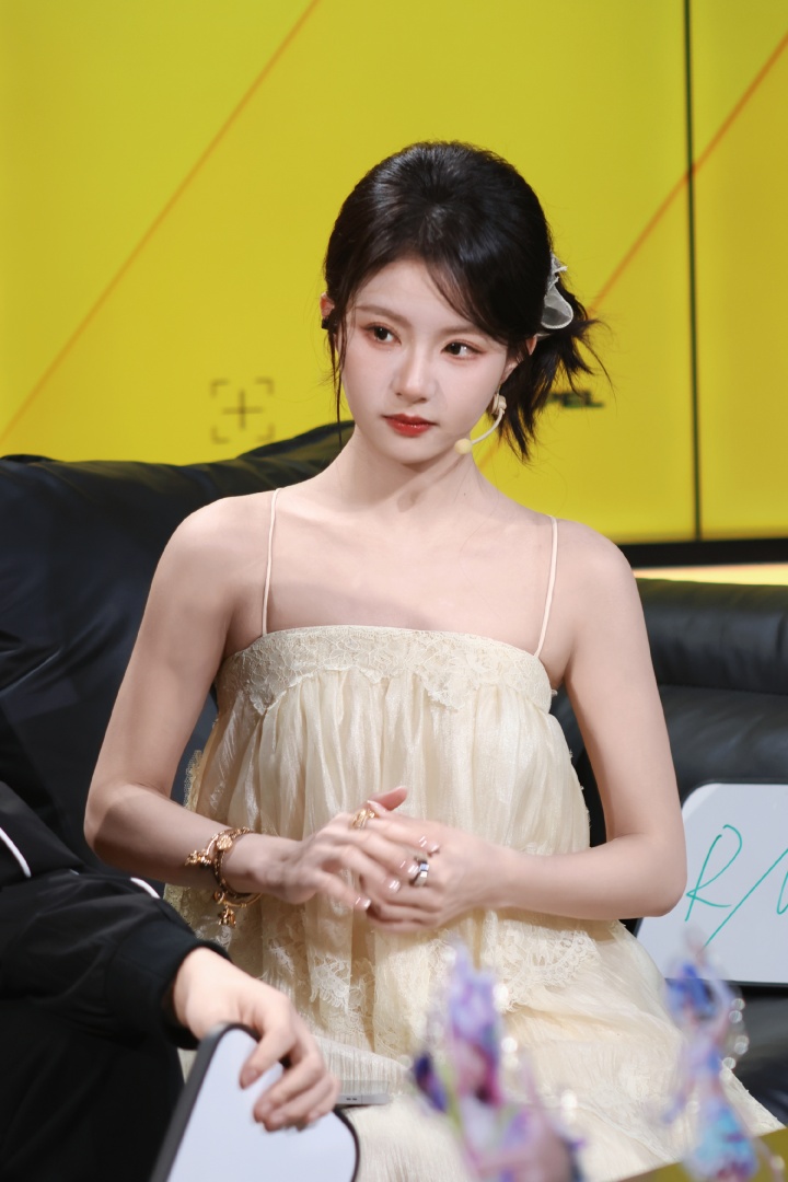 美的😍和平精英解说方游晒照：如果你也刚好抬头看！