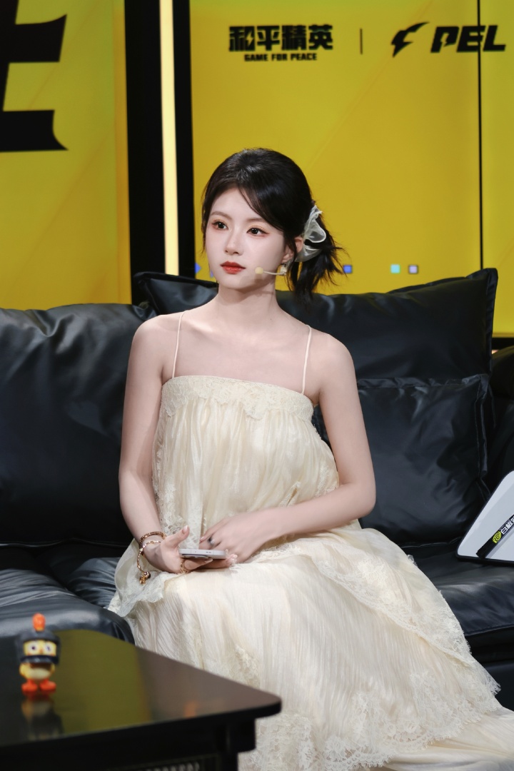 美的😍和平精英解说方游晒照：如果你也刚好抬头看！