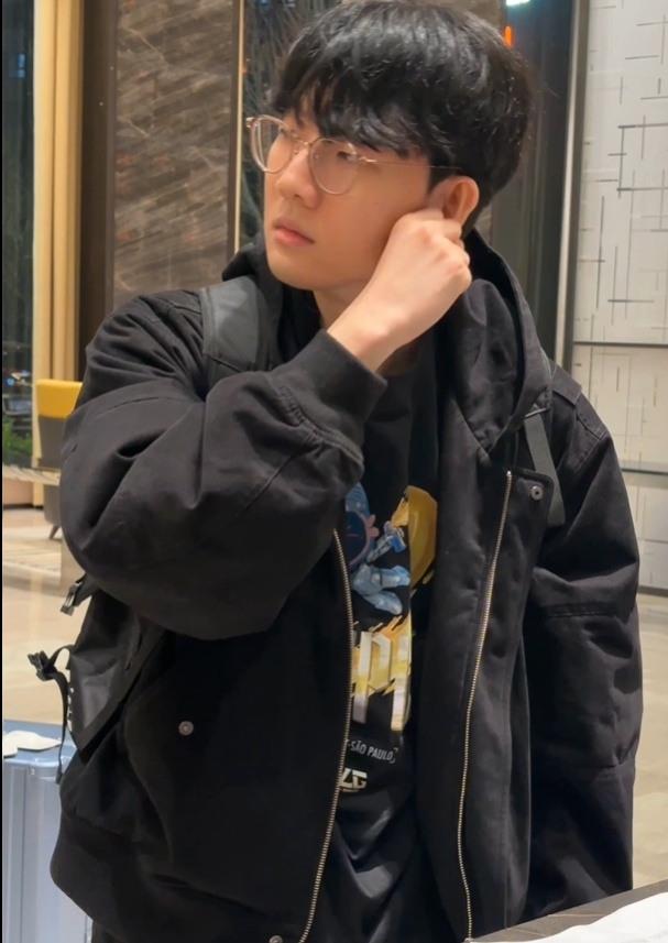 【万博电竞】BLG官方分享Viper的出差OOTD:BLG冠军T恤带货中