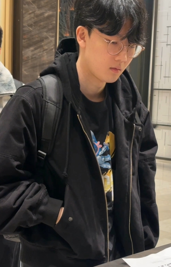 【万博电竞】BLG官方分享Viper的出差OOTD:BLG冠军T恤带货中