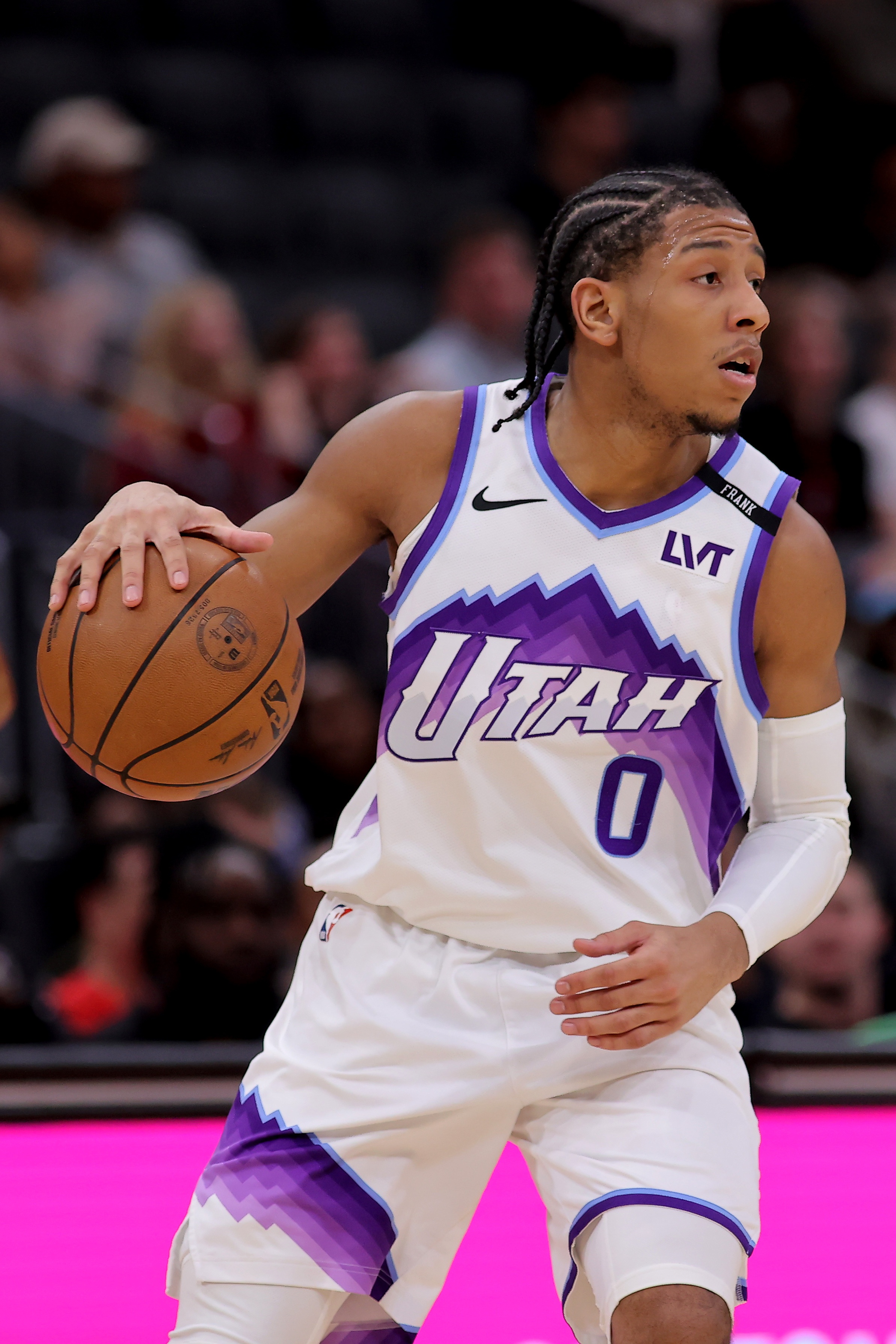  效率很高！肯尼迪·钱德勒和贝兹·姆本上半场各17分 合计22中15