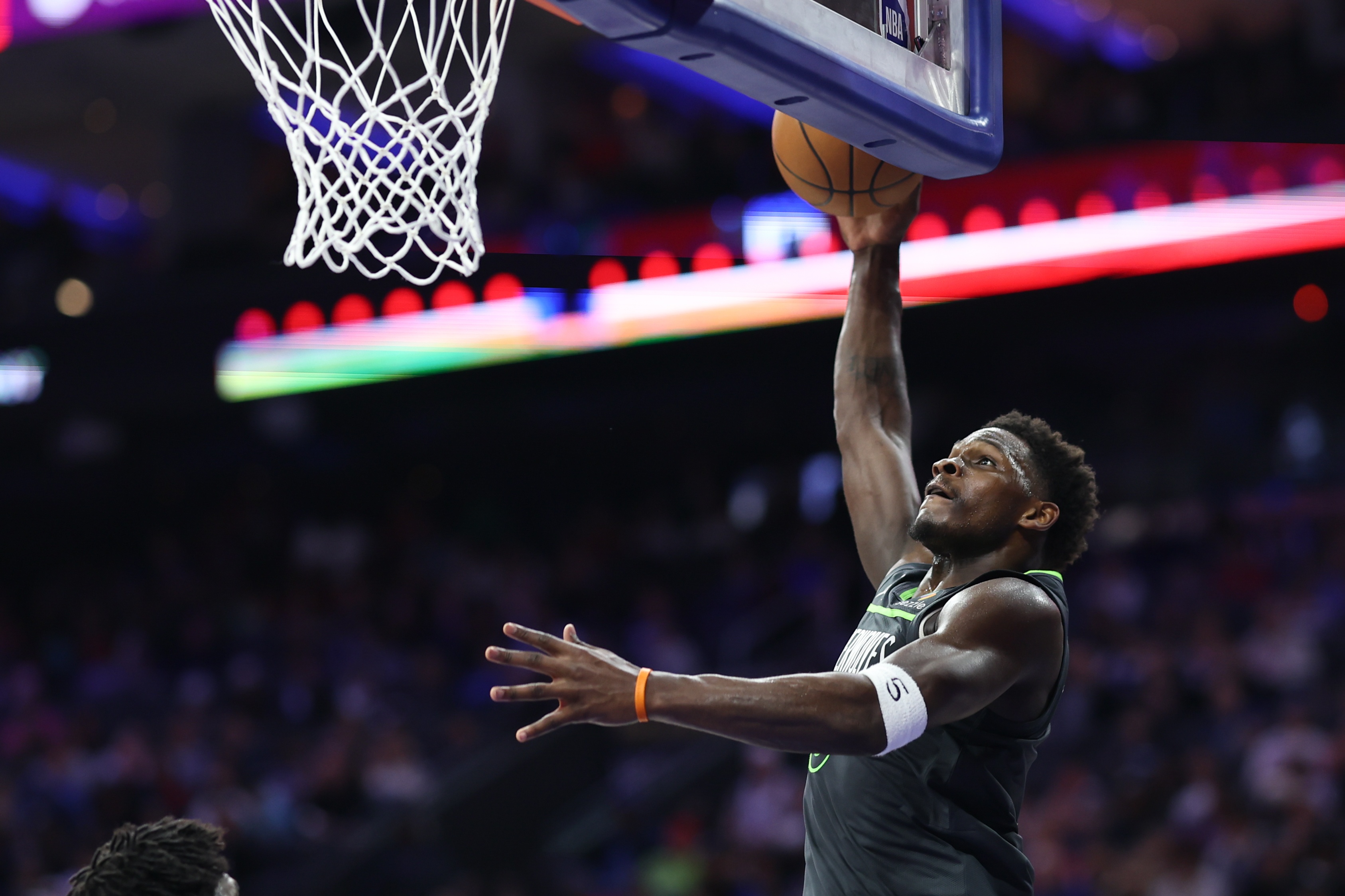 [赛事新鲜事]根本不用夹！戈贝尔&麦丹锁➡️死掘金双核 约老师啃✨不动对位体系被废(图2)