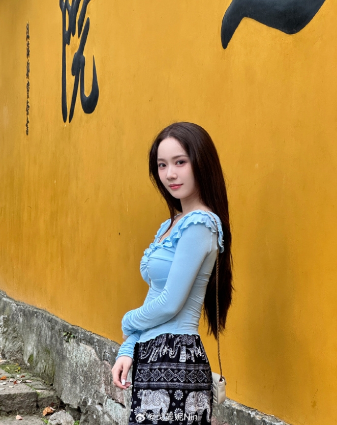 无畏契约主持人戈曼妮晒照:风吹起来 地上都是花瓣和树叶的季节 【球盟会】