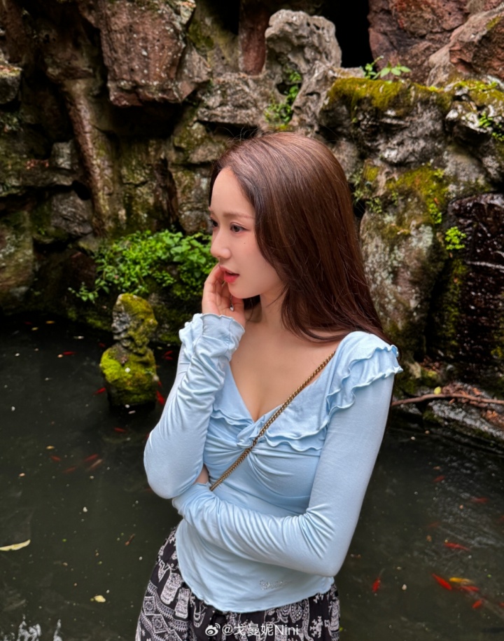 无畏契约主持人戈曼妮晒照:风吹起来 地上都是花瓣和树叶的季节 