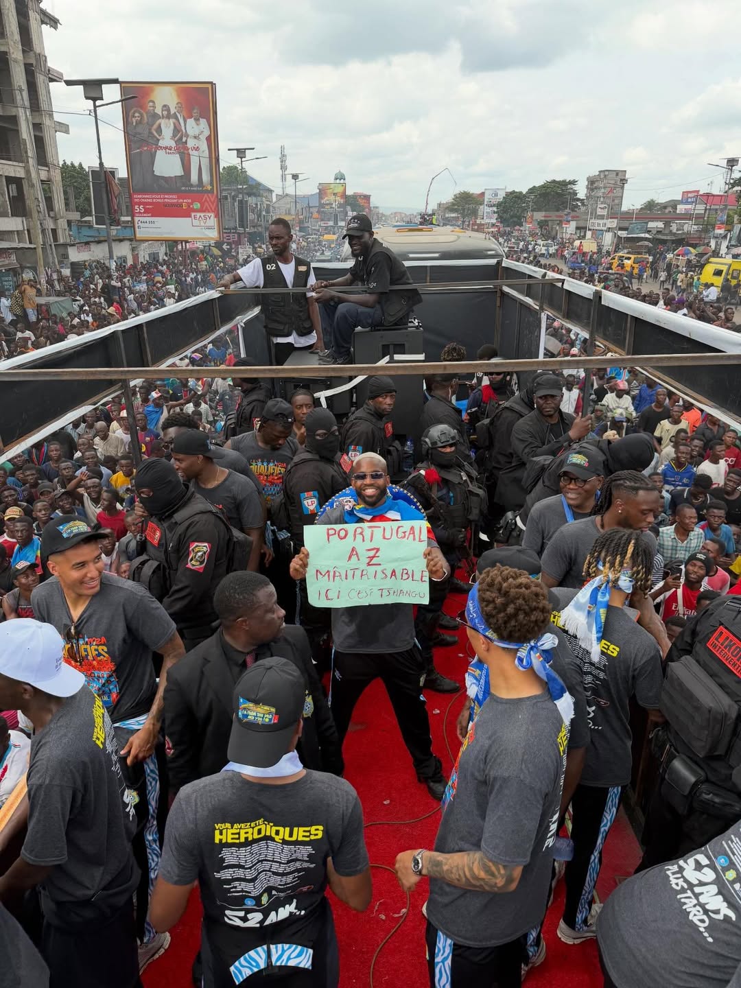 [有趣体育]放狠话×2！民主刚果游行庆典，巴坎布举标语：葡萄牙尽在掌握(图1)