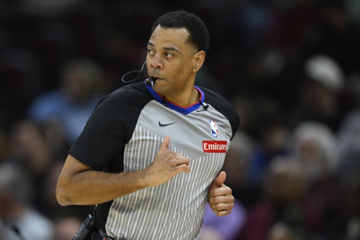 湖人vs独行侠 一名裁判因穿亚历山大的球鞋走红！