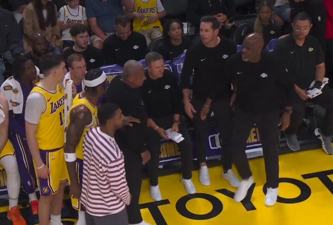 【体育观察】范德彪与雷迪克发生口角&被小里和助➡️教拉开 克内克特替换上场(图2) 【体育观察】范德彪与雷迪克发生口角&被小里和助➡️教拉开 克内克特替换上场(图2)