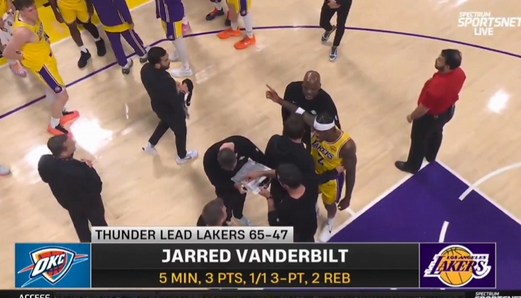 【体育观察】范德彪与雷迪克发生口角&被小里和助➡️教拉开 克内克特替换上场(图1) 【体育观察】范德彪与雷迪克发生口角&被小里和助➡️教拉开 克内克特替换上场(图1)