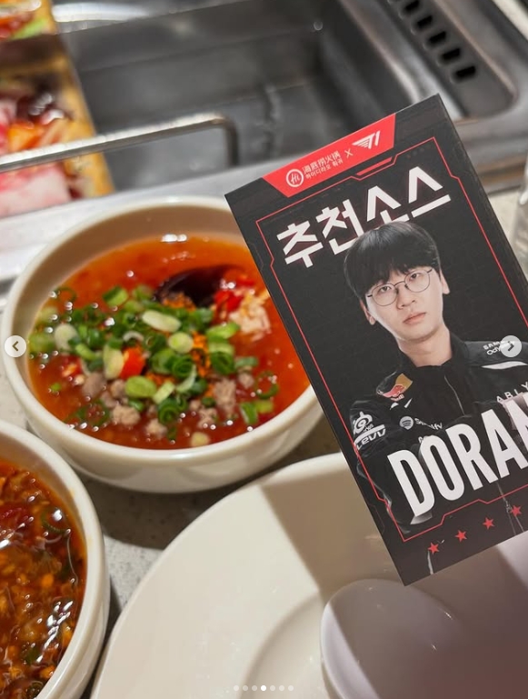 T1女粉丝晒照：打卡了大头贴和T1海底捞联名