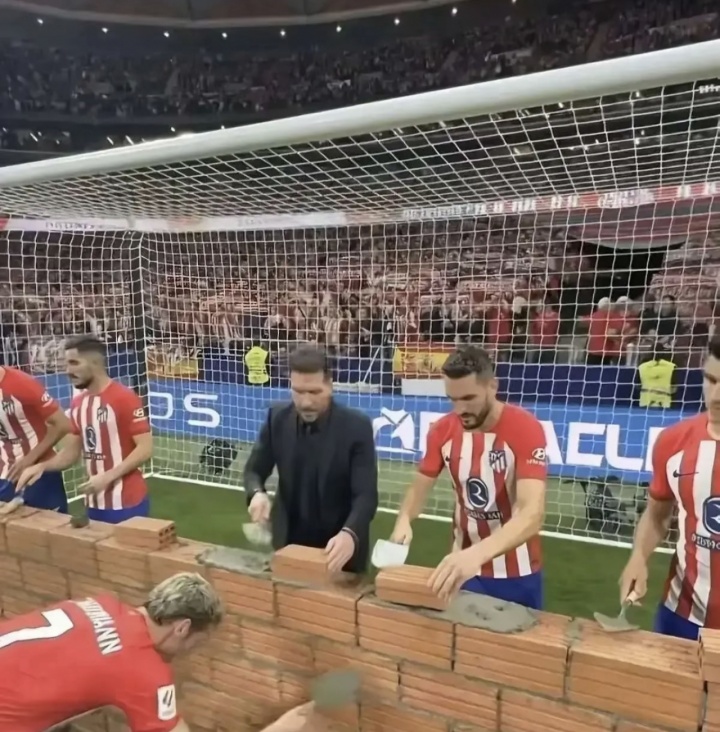 【热刺】今日趣图：去英超只能保级？巴黎把利物浦、切尔西踢成法甲保级队(图2)