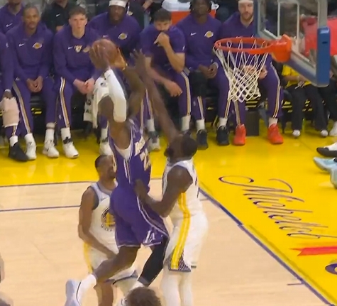  詹姆斯突破途中疑似顶到了“小追梦”！追梦捂裆有些不适