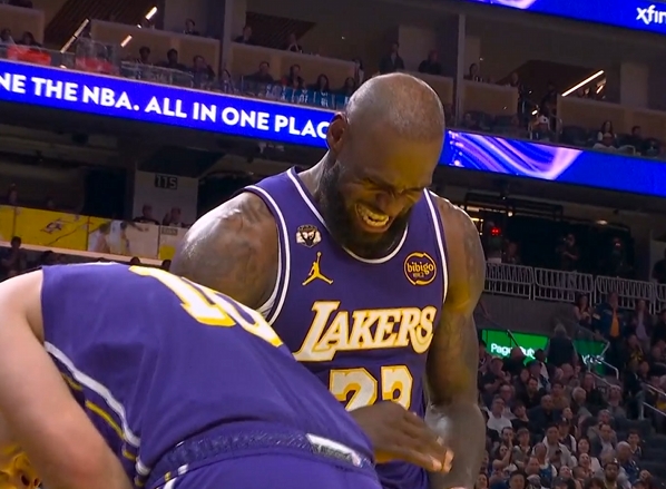 詹姆斯钉板大帽太大力捂着手掌被换下场在替补席冰敷处理