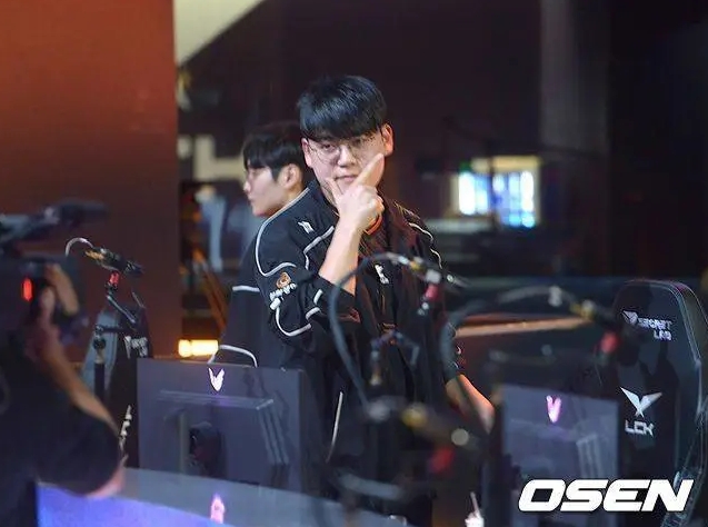 【万博电竞】Gumayusi：打DK展现了队伍上限和优势，当下目标是晋级MSI