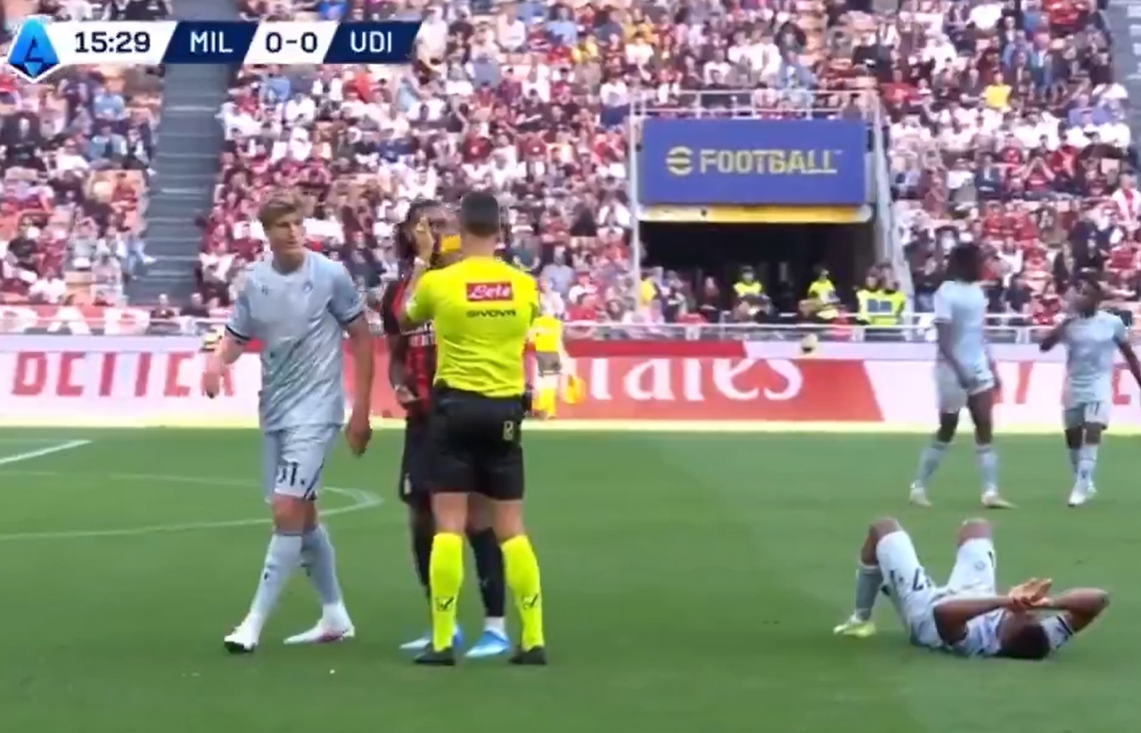 [体育资讯]喜感莱奥不服判罚朝裁判鼓掌，裁判掏黄牌后同样鼓掌回应(图1)