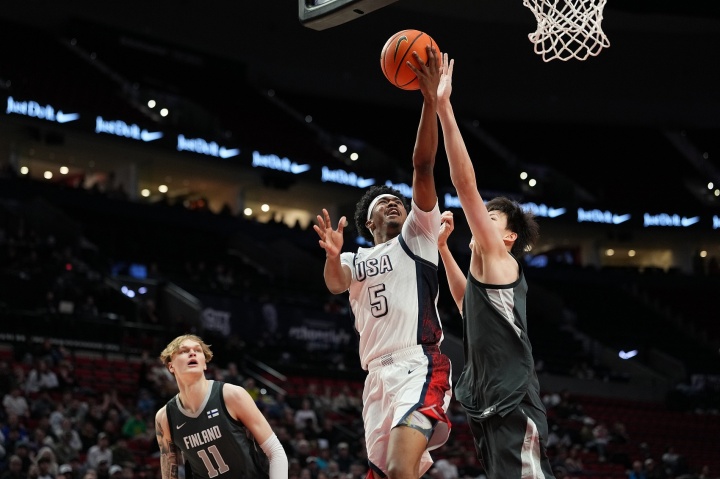 表现机会寥寥~郇斯楠耐克峰会出战7分钟0出手 得到2篮板1抢断