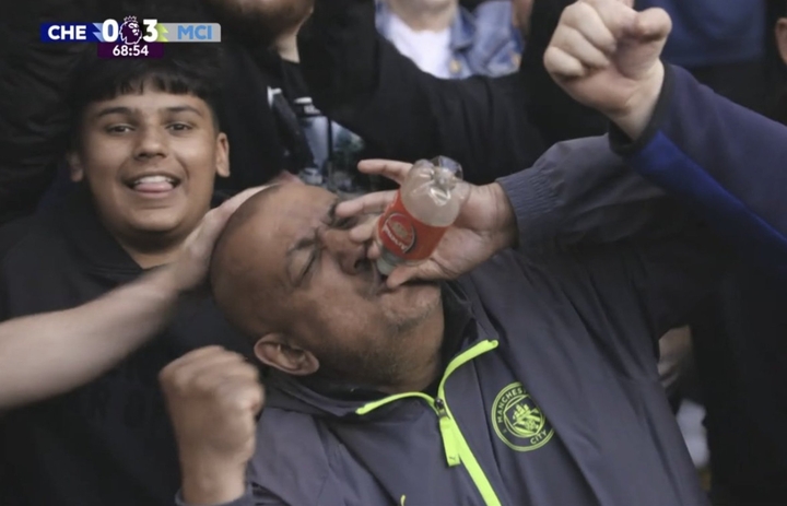 老哥你火了！看台曼城球迷拿着阿森纳标志水瓶疯狂嘲讽，实力抢镜