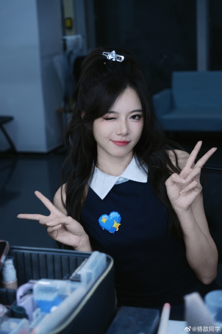 【万博电竞】美女主持人骆歆晒照：蓝色爱心~甜美笑容~