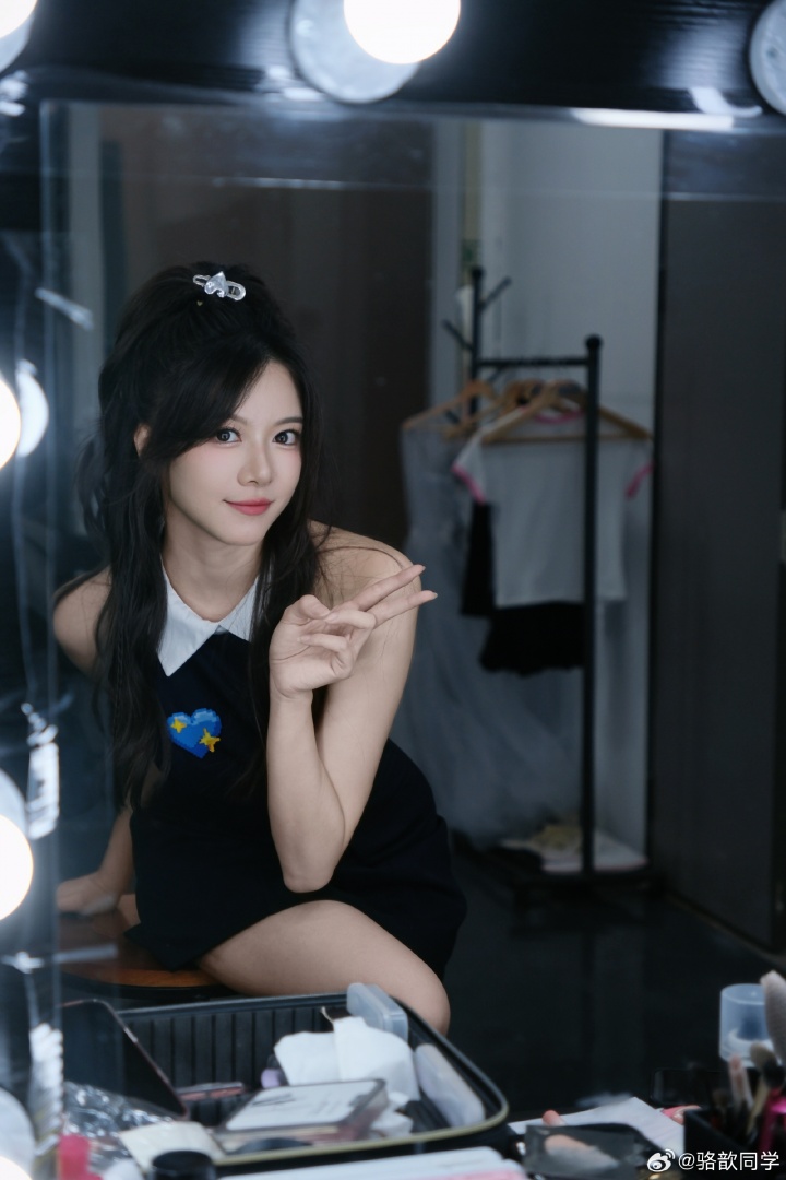 【万博电竞】美女主持人骆歆晒照：蓝色爱心~甜美笑容~