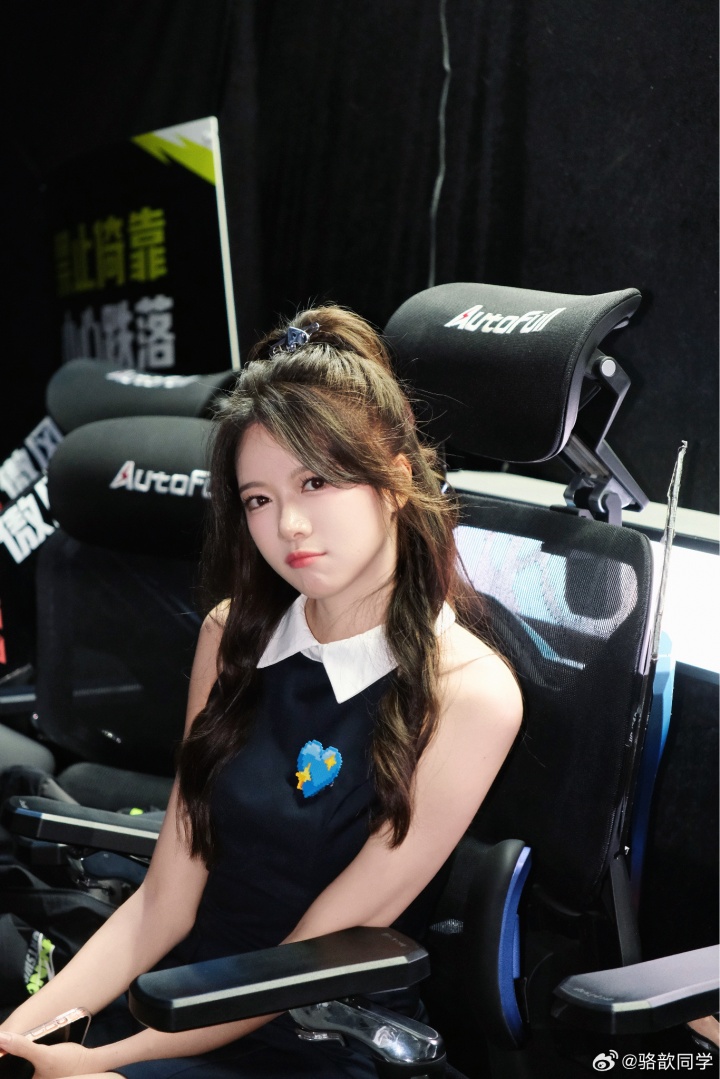 【万博电竞】美女主持人骆歆晒照：蓝色爱心~甜美笑容~