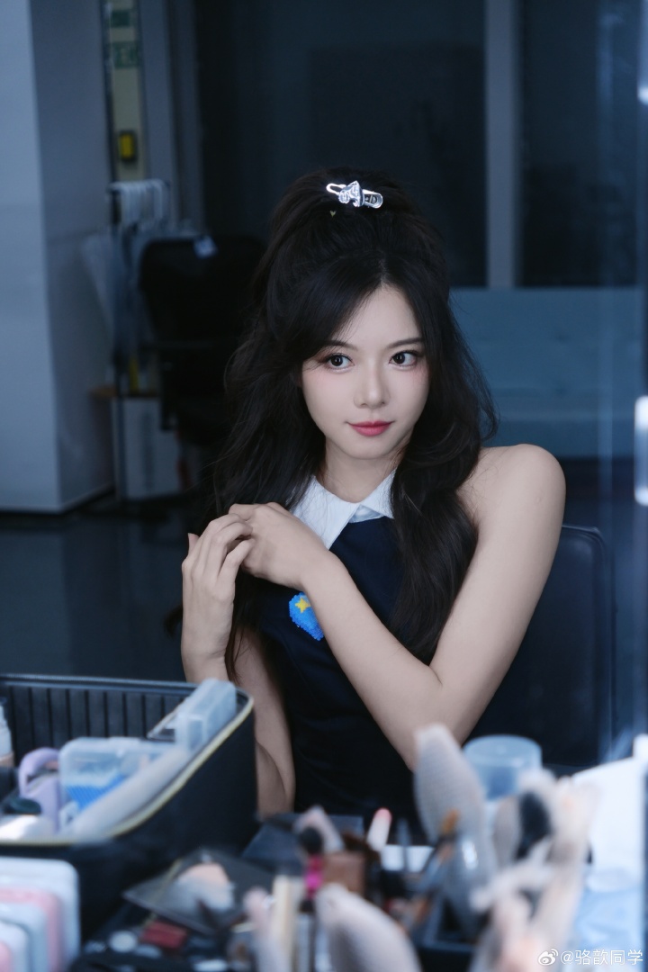【万博电竞】美女主持人骆歆晒照：蓝色爱心~甜美笑容~