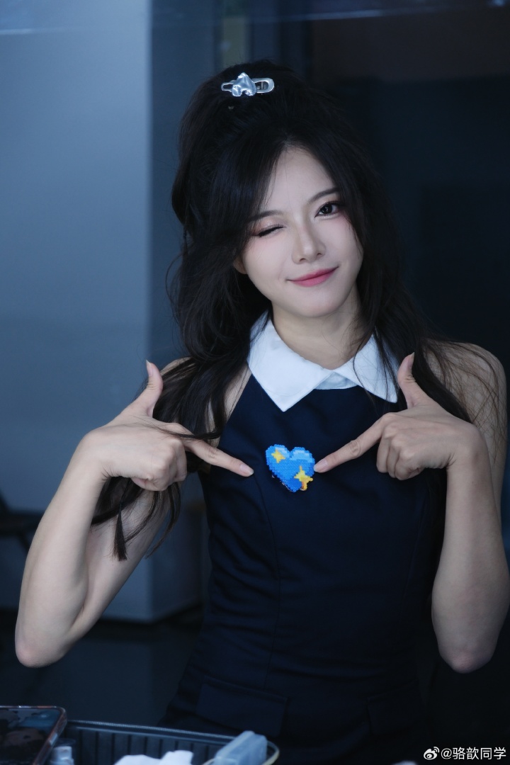 【万博电竞】美女主持人骆歆晒照：蓝色爱心~甜美笑容~
