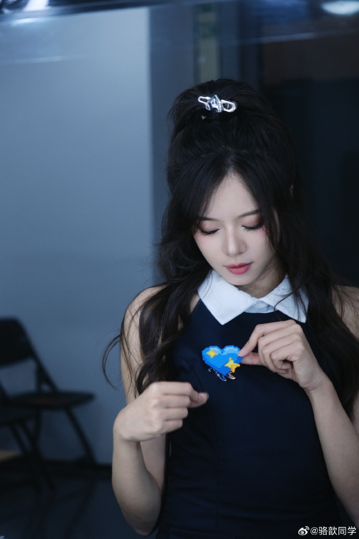 【万博电竞】美女主持人骆歆晒照：蓝色爱心~甜美笑容~