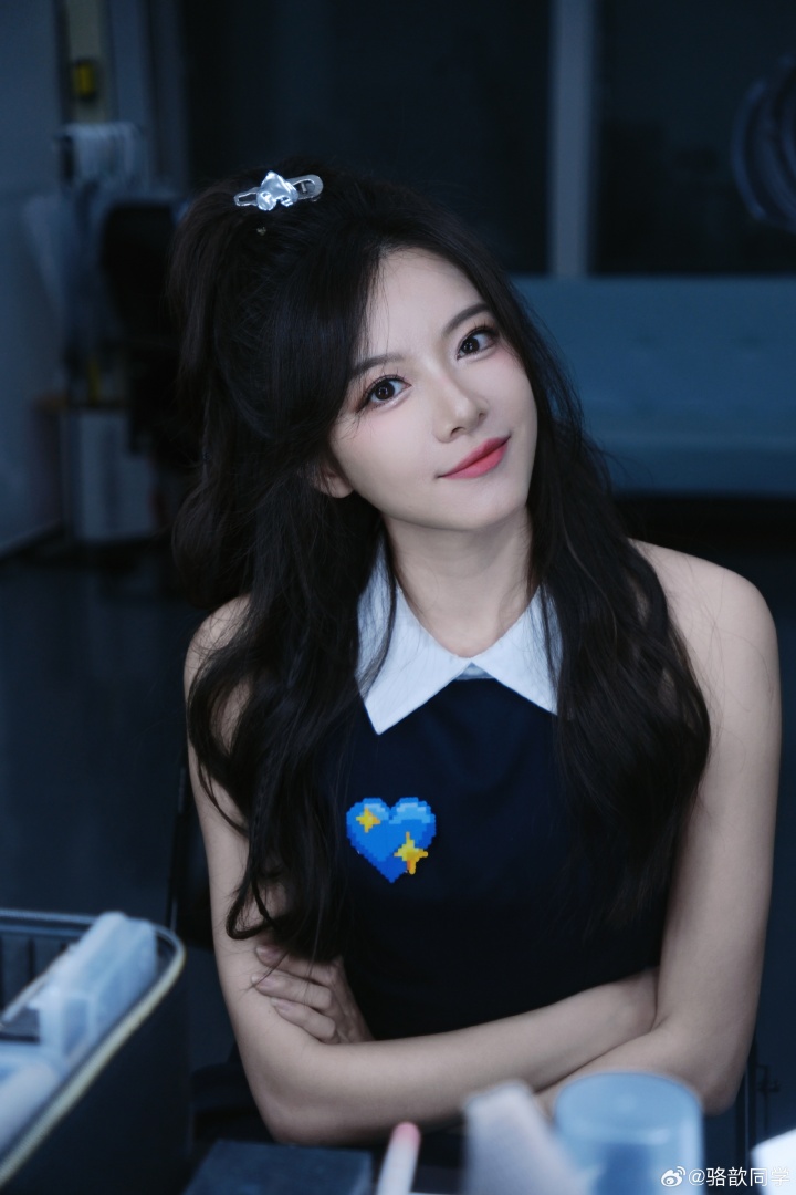 【万博电竞】美女主持人骆歆晒照：蓝色爱心~甜美笑容~