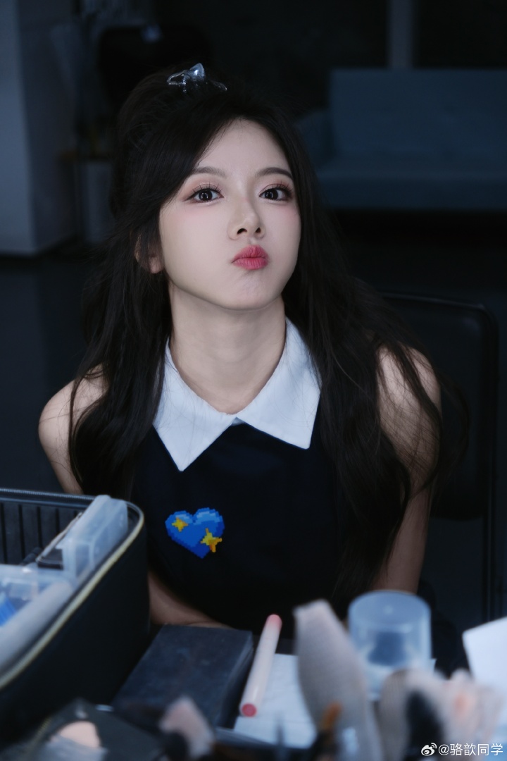 【万博电竞】美女主持人骆歆晒照：蓝色爱心~甜美笑容~