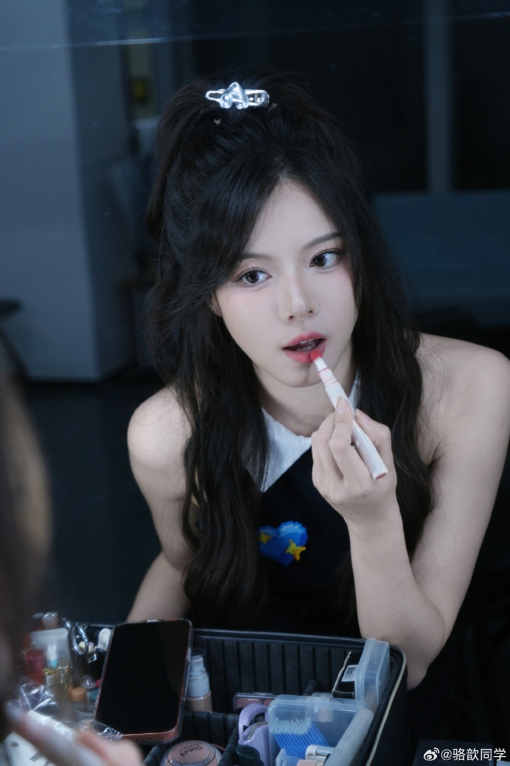 【万博电竞】美女主持人骆歆晒照：蓝色爱心~甜美笑容~