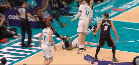 【体育趣闻】这不看回放✨？三球⬅️用手扒阿德巴约脚后跟致其倒地受伤 已提前退赛(图1)