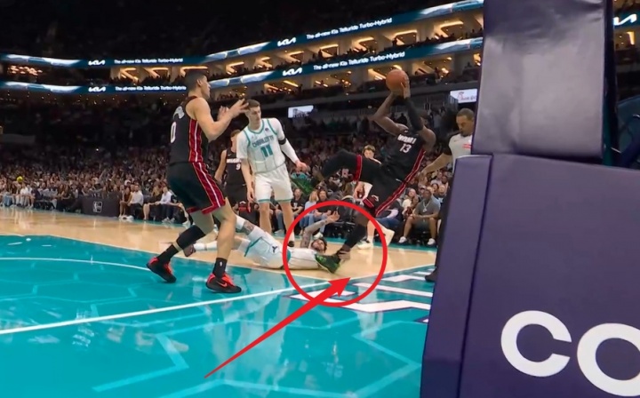 【体育趣闻】这不看回放✨？三球⬅️用手扒阿德巴约脚后跟致其倒地受伤 已提前退赛(图2)