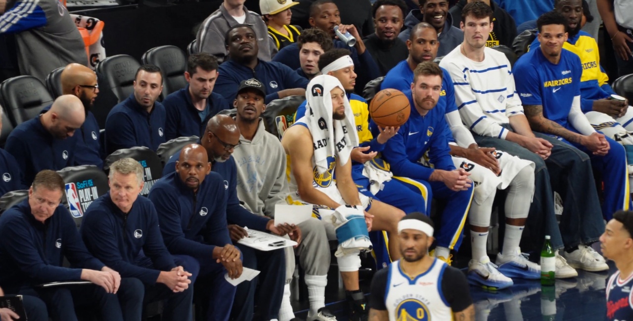 【热点推荐】附加赛对阵快船!首节最后阶段库里走回更衣室 目前已回到替补席(图3) 【热点推荐】附加赛对阵快船!首节最后阶段库里走回更衣室 目前已回到替补席(图3)