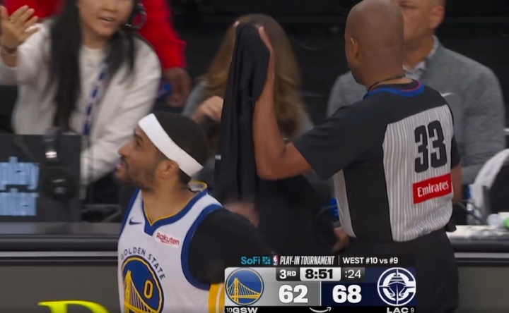 [好看推荐]罕见！勇船裁判泰勒受伤离场！库里笑迎裁判科宾脱衣服替补登场！(图3)