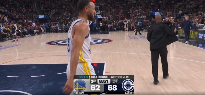 [好看推荐]罕见！勇船裁判泰勒受伤离场！库里笑迎裁判科宾脱衣服替补登场！(图5)