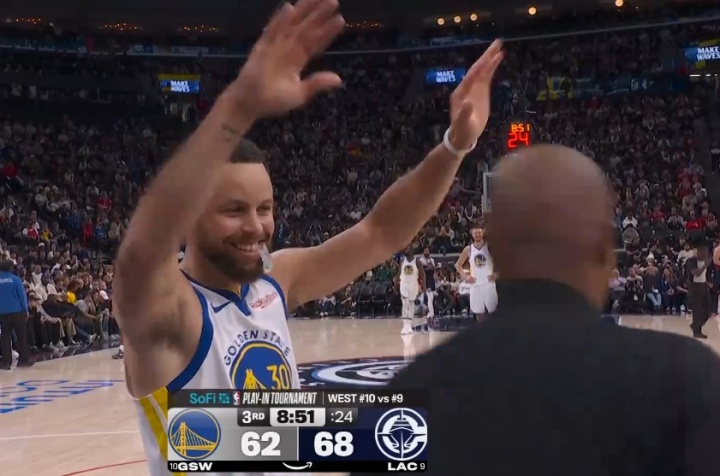 [好看推荐]罕见！勇船裁判泰勒受伤离场！库里笑迎裁判科宾脱衣服替补登场！(图4)