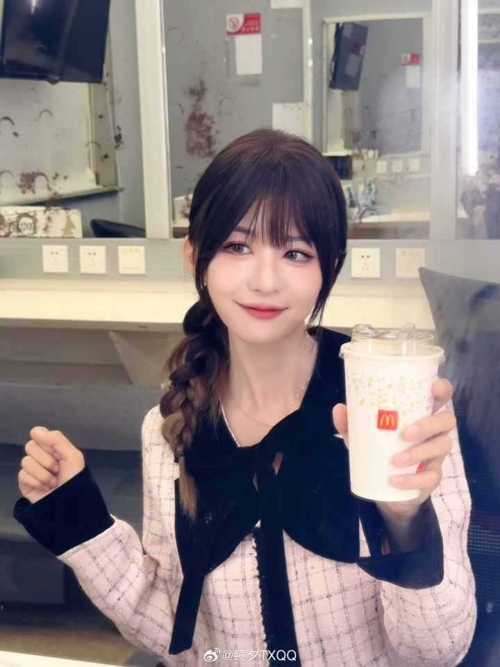 【万博电竞】LPL美女解说瞳夕晒照：OL套装~我下班咯~