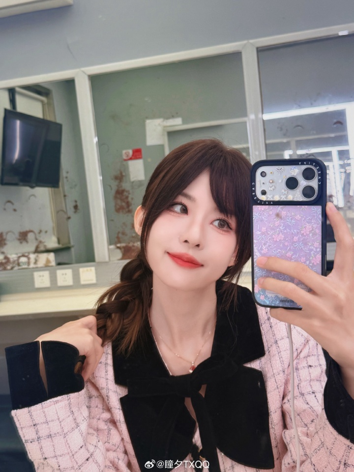 【万博电竞】LPL美女解说瞳夕晒照：OL套装~我下班咯~