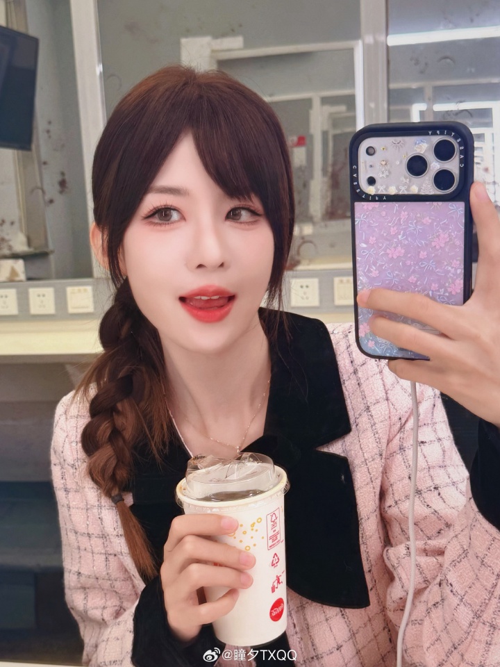 【万博电竞】LPL美女解说瞳夕晒照：OL套装~我下班咯~