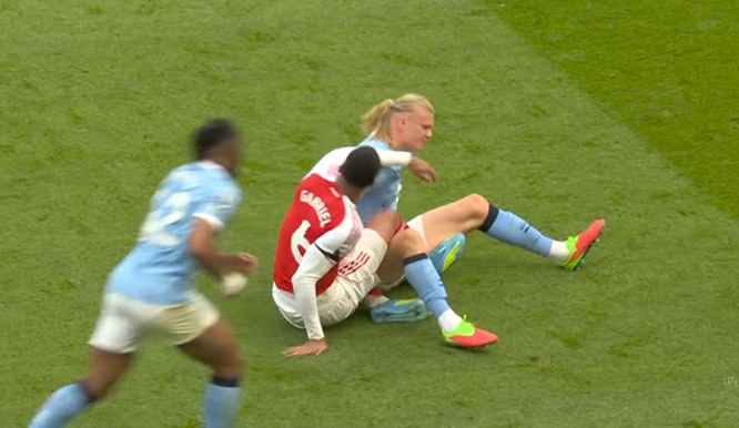 老冤家！哈兰德和加布里埃尔拼抢，二人从倒地到起身一直在缠斗