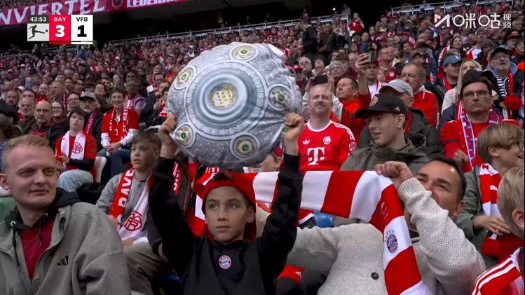 喜悦洋溢比分领先 看台上的拜仁小球迷高举沙拉盘抱枕