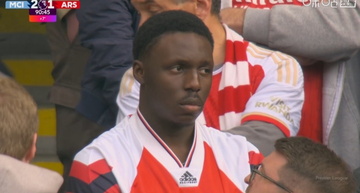 枪迷心情be like？枪手补时仍落后，镜头切给看台阿森纳球迷