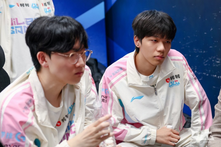 鞋底被顶穿了！不敌NIP 吧友们觉得BLG本场失利谁的问题最大？